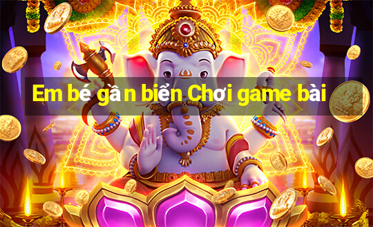 Em bé gần biển Chơi game bài