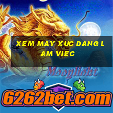 xem may xuc dang lam viec