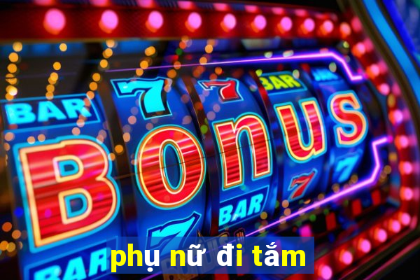 phụ nữ đi tắm