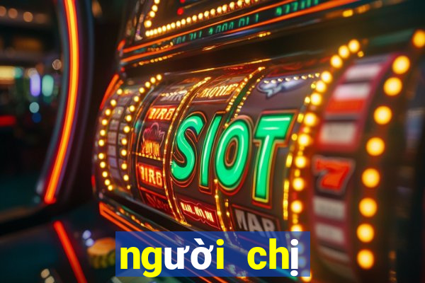 người chị đang chơi game bị em đòi máy