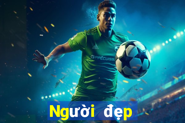 Người đẹp lớn chơi game bài