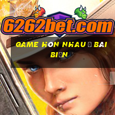 game hôn nhau ở bãi biển