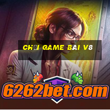 Chơi game bài v8